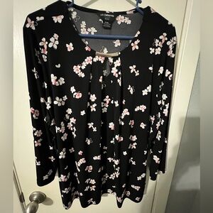 Women’s Liz Claiborne career petite black floral top 
Size PXXL